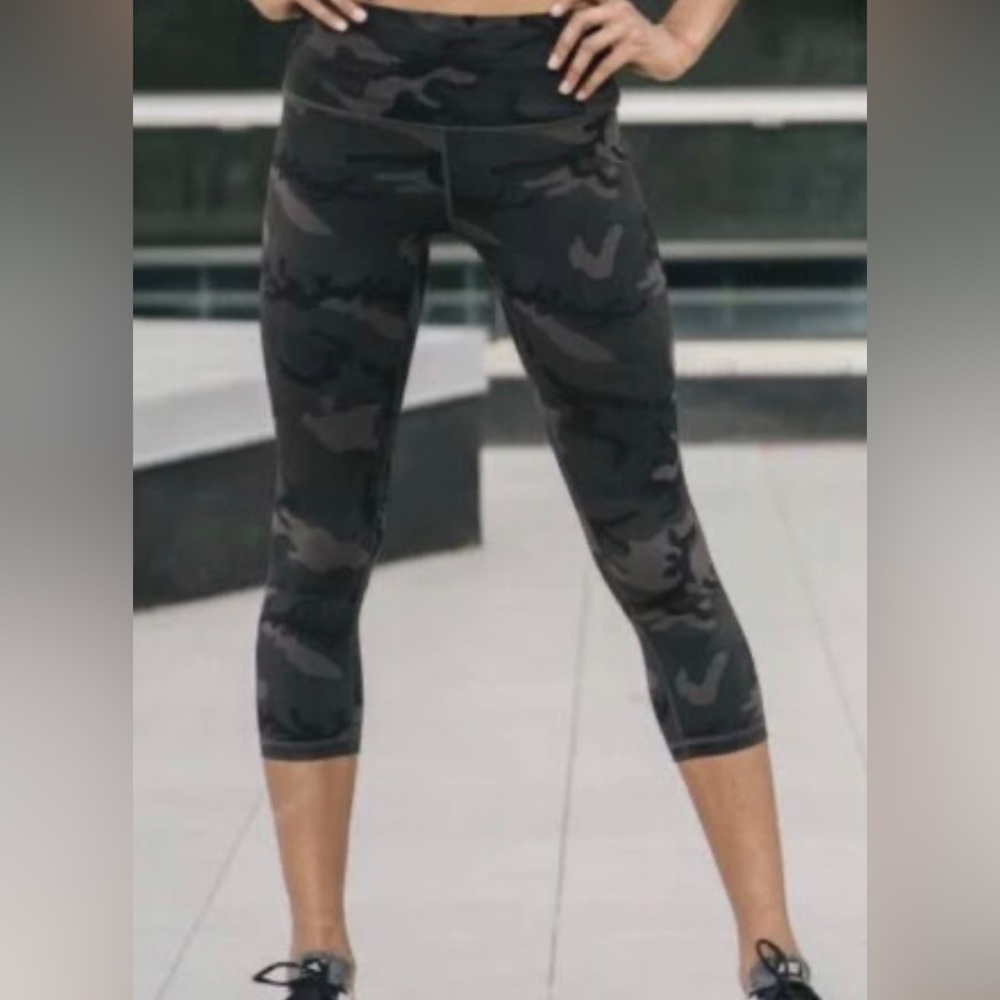 Zyia Forest Camo Luxe Hi-Rise Capri 20” size 4